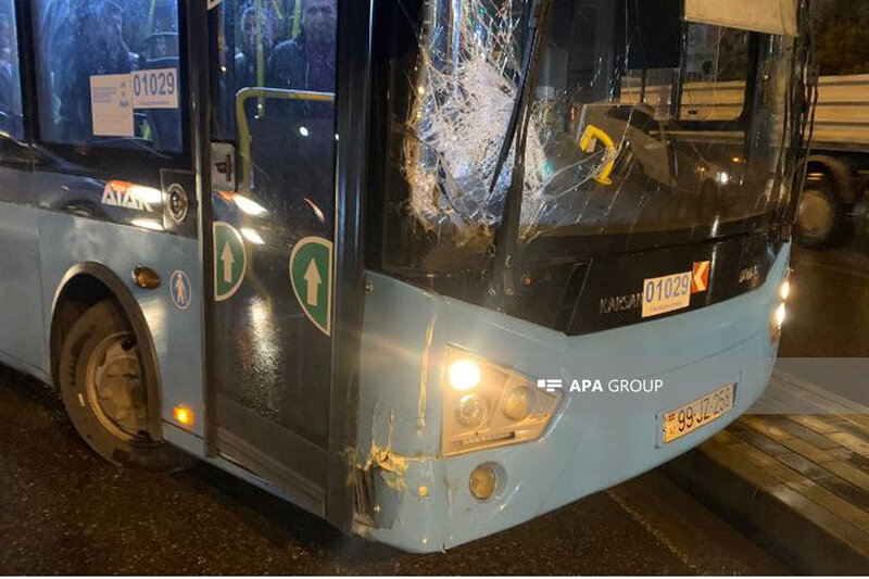 Bakıda avtobus qəza törətdi, sərnişinlər təxliyyə edildi - FOTO