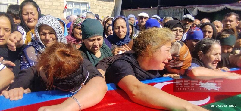 30 il əvvəl Füzulidə itkin düşən hərbçi Salyanda dəfn edildi - FOTOLAR