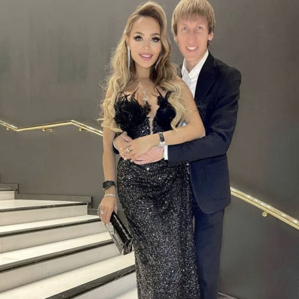 Rusiyalı məşhur müğənni sevgilisinin xəyanətini eşidib insult keçirtdi - FOTO