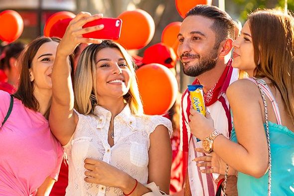 Şəhərin mərkəzində festivalsayağı reklam - VİDEO