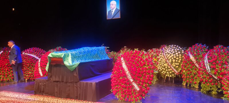 İlham Əliyev və Mehriban Əliyeva Elçin Əfəndiyevlə vida mərasiminə əklil göndəriblər - FOTOLAR