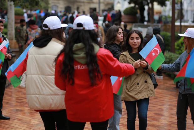 Zəfər Günü və Bayraq Günü münasibətilə paytaxt sakinlərinə bayraqlar paylanıldı - FOTO