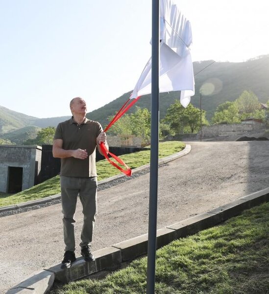 İlham Əliyev Laçın şəhərində Heydər Əliyev, Zəfər və 28 May küçələrinin kəsişməsində lövhələrin açılışını edib