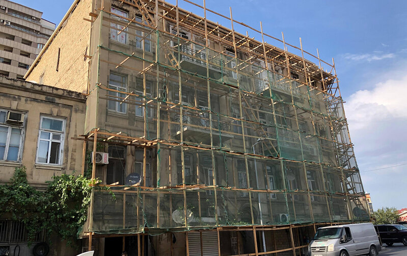 Bakıda təmir zamanı tarixi abidəyə zərər vuruldu, yağış suyu evlərə doldu - Fotolar