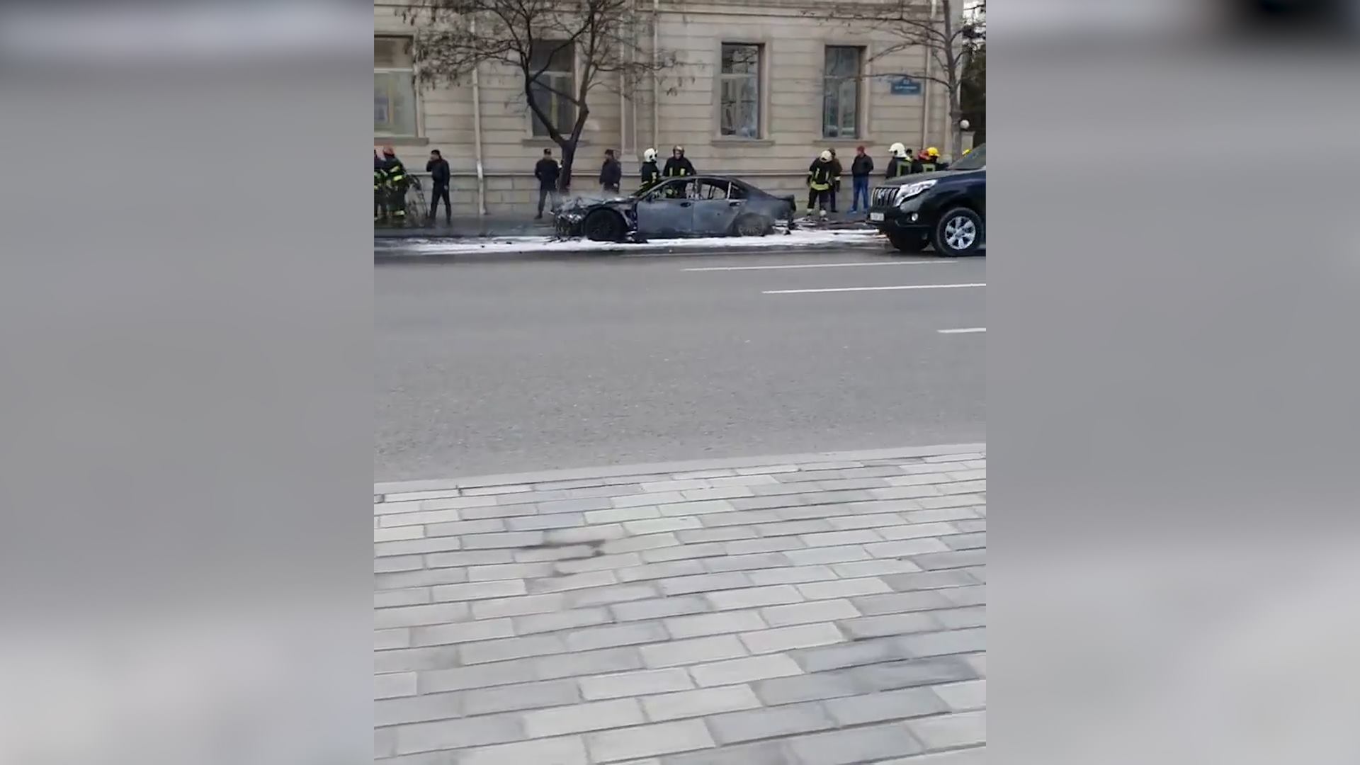 Bakıda BMW yanıb kül oldu - VİDEO