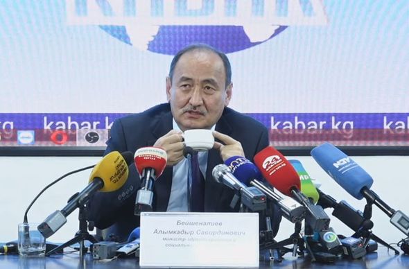 Soyuq içilsə xəstəni, isti halda isə COVID-19-u öldürən cövhər hazırlanıb - FOTO