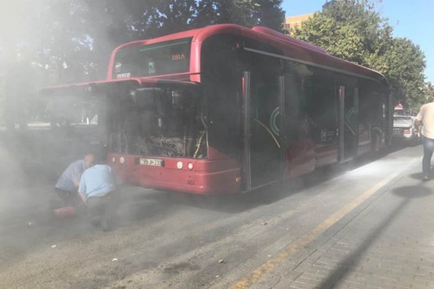 Bakıda sərnişin avtobusu yanıb