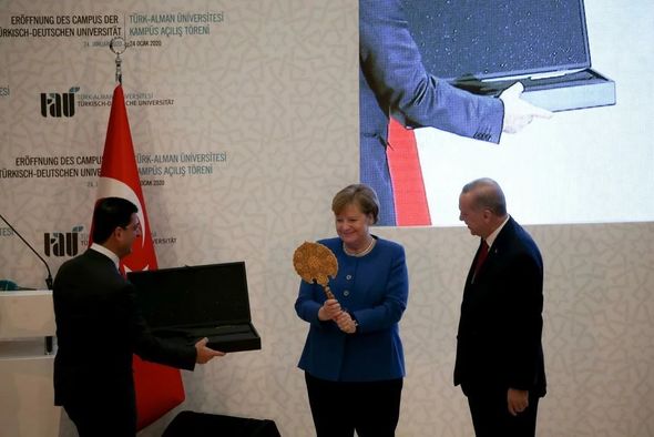 Merkelin Türkiyədə verilən hədiyyəyə maraqlı reaksiyası - FOTO