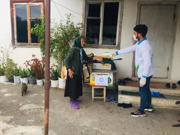 Azərbaycan könüllülərindən bayram sovqatı - FOTO
