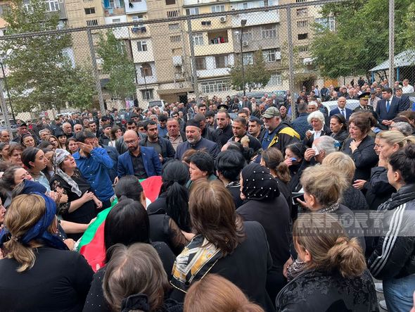Ermənilərin törətdiyi terror aktı nəticəsində Şuşada həlak olan mülki şəxslə vida mərasimi keçirilir - FOTO