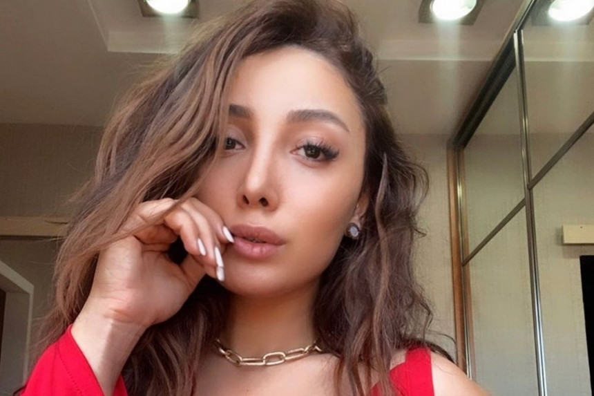 Azərbaycanlı müğənni: "Bütün pullarımı yeməyə xərclədim"