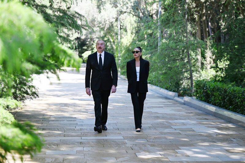 Prezident və birinci xanım Heydər Əliyevin məzarını ziyarət ediblər - FOTOLAR