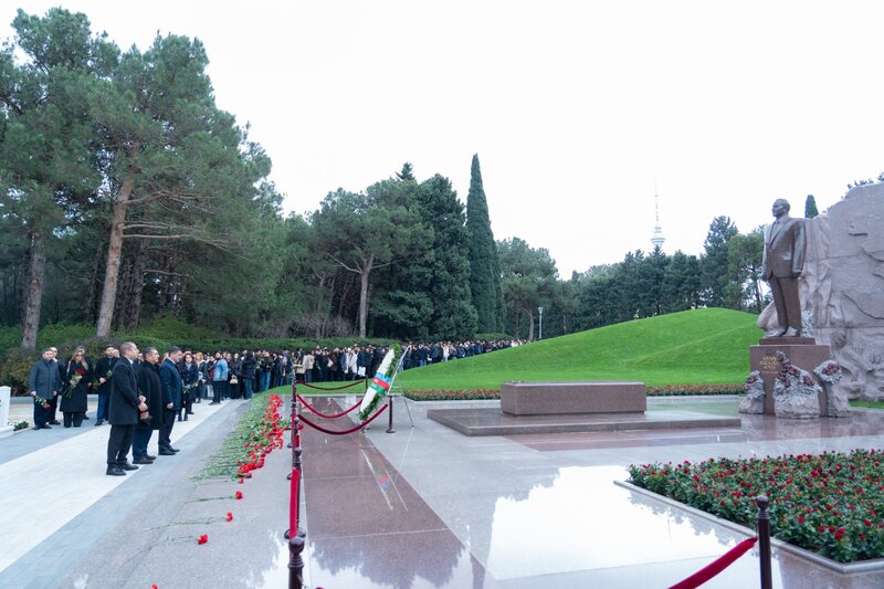 İCMA-nın İdarə Heyəti və üzvləri Fəxri xiyabanı ziyarət ediblər - FOTOLAR