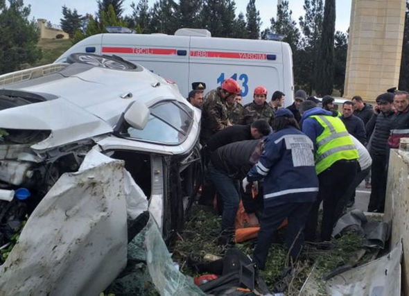 Azərbaycanda dəhşətli qəza: Maşın beton lövhəyə çırpıldı, yasa gedənlər öldü - FOTO