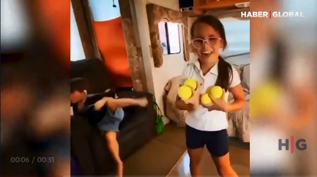 Balaca qız tennis toplarıyla şou göstərdi – VİDEO