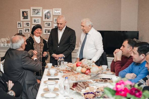 Ülvi Quliyev Yasamal rayon Ağsaqqallar Şurasının sədrini evində ziyarət edib - FOTO