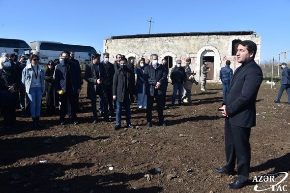 Hikmət Hacıyev: "Məscidin təhqir edilməsi bütün dinlərdə qəbuledilməzdir" - FOTO