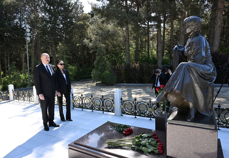 Prezident və birinci xanım Heydər Əliyevin məzarını ziyarət ediblər - FOTOLAR