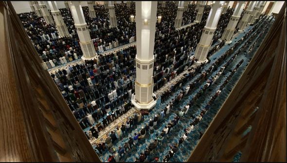 Dünyanın ən böyük məscidlərindən birində təravih namazı qılındı - FOTO