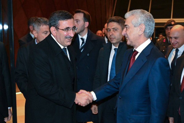Cevdet Yılmaz Azərbaycana gəldi 