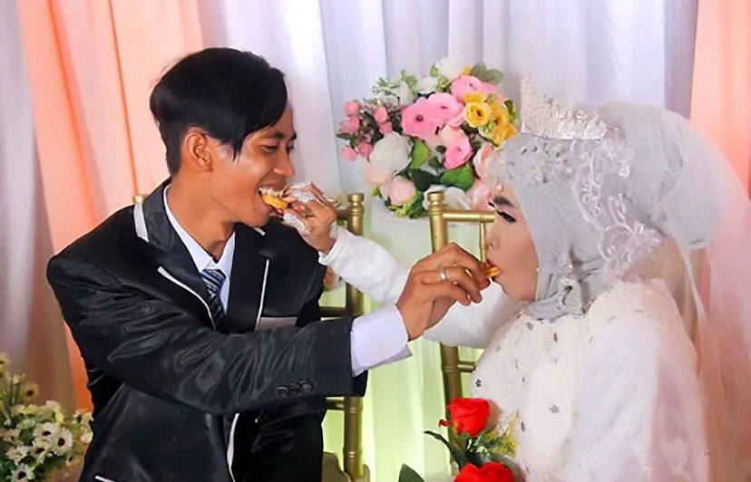 23 yaşlı gənci övladlığa götürdü, sonra ona ərə getdi - FOTO
