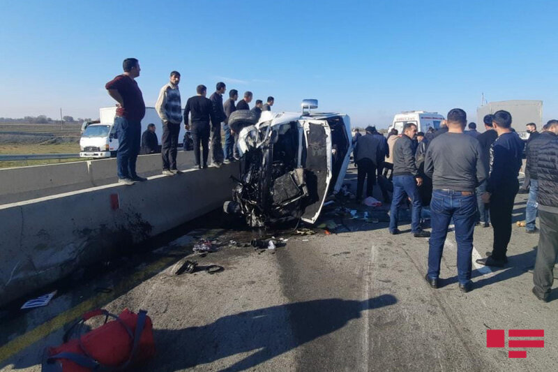 Mikroavtobus beton lövhəyə çırpıldı - 10 nəfər xəsarət aldı - FOTO