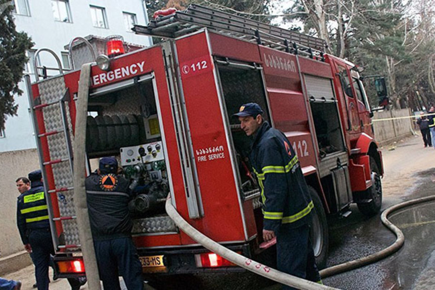 Bakıda iki ev yanıb