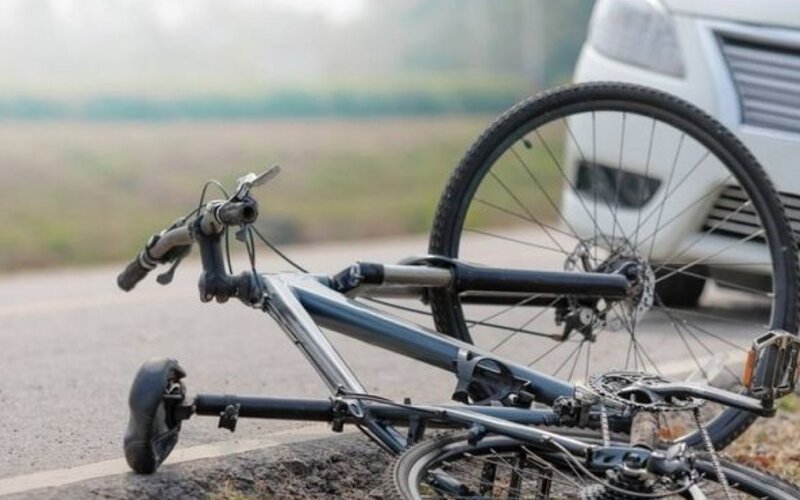 Samuxda velosipedçini maşın vurdu