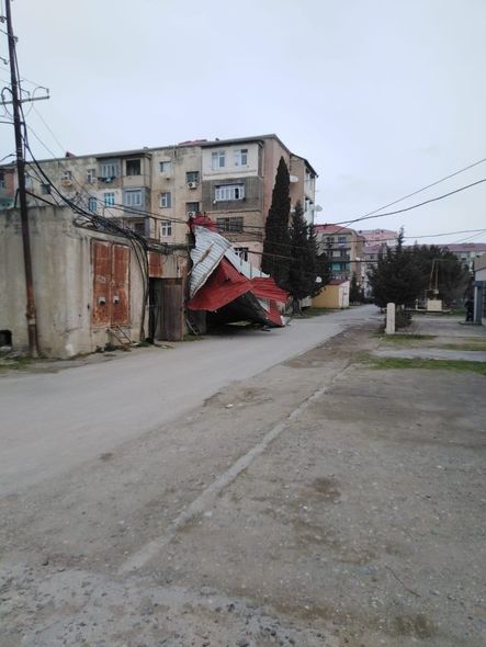 Güclü külək Sumqayıtda binanın bir neçə ay əvvəl təmir olunmuş damını uçurub – FOTO 
