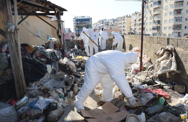 Evdən 10 ton zibil çıxdı