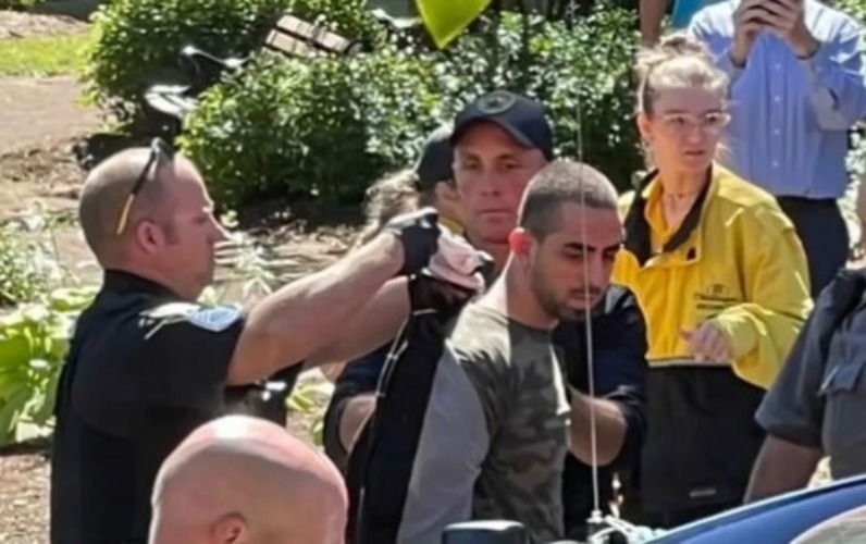 Salman Rüşdiyə hücum edən şəxs adam həbs olundu