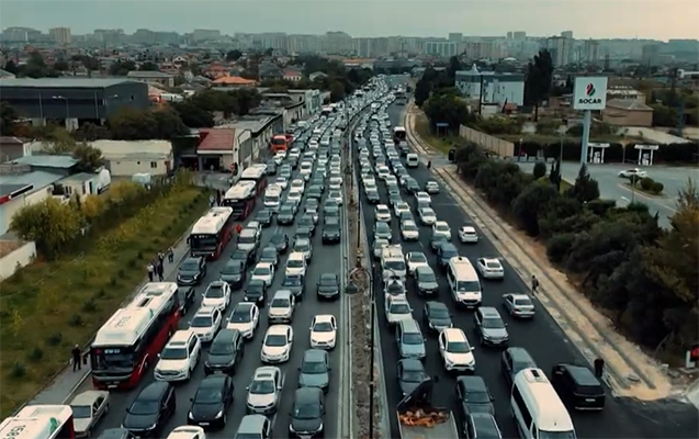 Avtomobillərin qanunsuz saxlanması, səkilərin zəbt olunması - Bakıda tıxac problemi niyə bitmir?