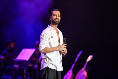 Məşhur türkiyəli müğənni konsertə gedərkən qəzaya düşdü - FOTO