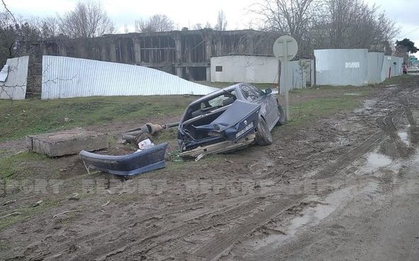 Cəlilabadda yol qəzası: "Mercedes" işıq dirəyinə çırpılıb onu aşırdı - FOTO 