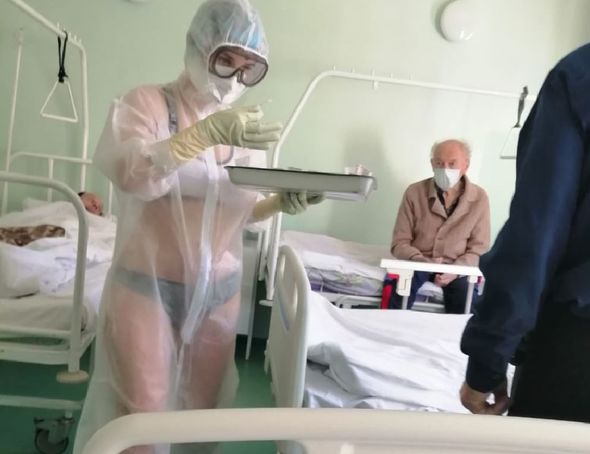 Palataya şəffaf geyimdə daxil olan tibb bacısı hamını şoka saldı - FOTO