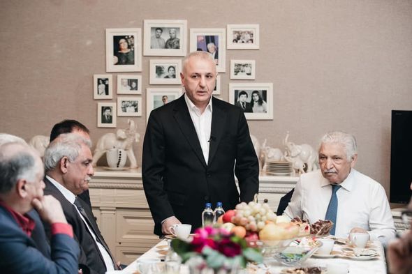 Ülvi Quliyev Yasamal rayon Ağsaqqallar Şurasının sədrini evində ziyarət edib - FOTO