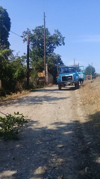 Oxu.Az işıqlandırdı, Qusarda keçən əsrdən qalmış elektrik dirəkləri dəyişdirildi - FOTO
