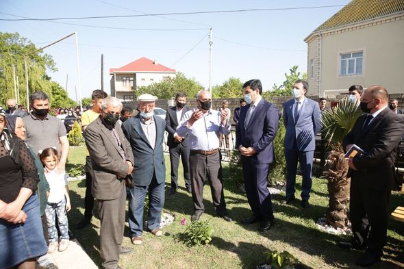 Xaçmazın İcra başçısı Aşağıoba və Aslanoba kəndlərində şəhidlərin məzarını ziyarət edib - FOTO