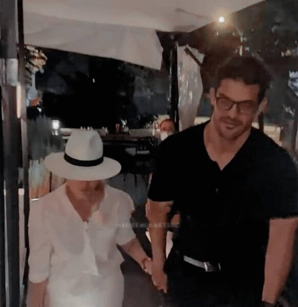 Hadisə özündən kiçik sevgilisi ilə görüntüləndi - FOTO