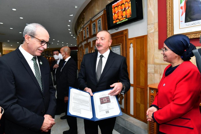 Prezident Əlcəzairdə Şəhidlər abidəsini və Milli Mücahidlər Muzeyini ziyarət etdi - YENİLƏNİB / FOTOLAR