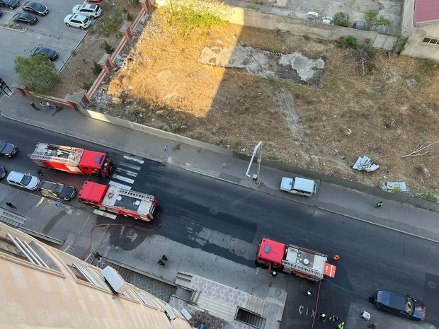Bakıda çoxmərtəbəli yaşayış binasında yanğın başlayıb – VİDEO