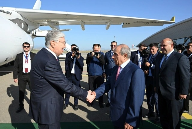 Qazaxıstan Prezidenti Kasım-Jomart Tokayev Azərbaycana səfərə gəldi - FOTO