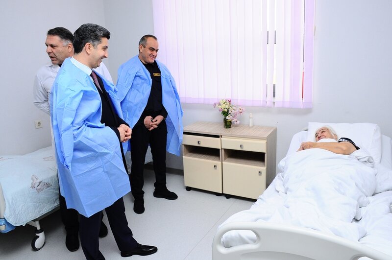 Naftalanlı iki şəhid anası xəstəxanada ziyarət edilib - FOTOLAR