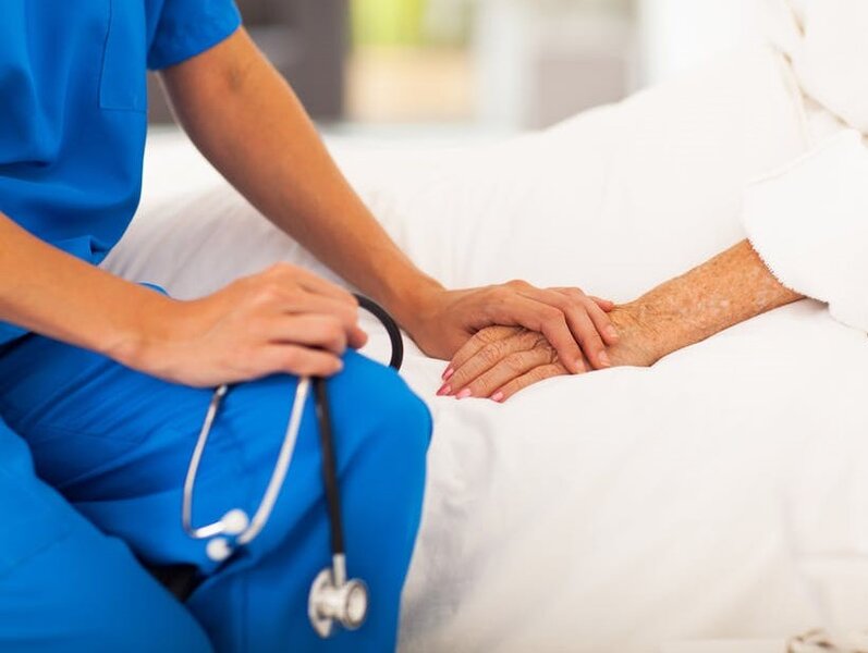 Həkimlər koronavirus xəstəsinin son arzusunu yerinə yetiriblər