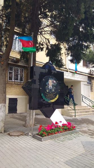 İlqar Mirzəyevin evinin qarşısına xatirə lövhəsi qoyuldu - FOTO