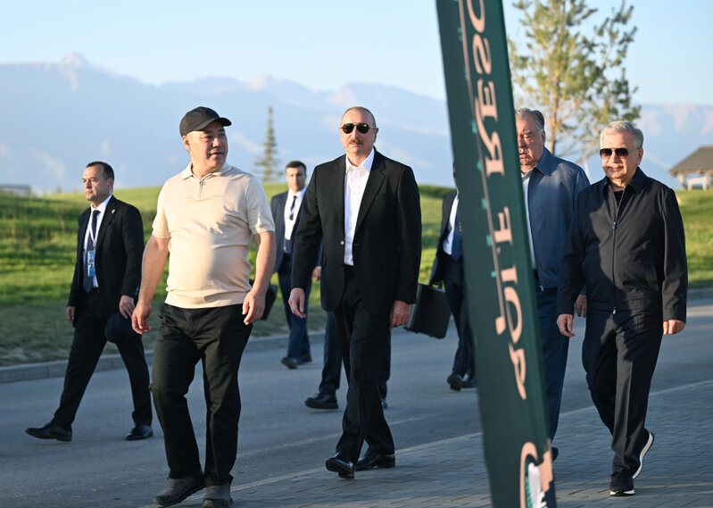 Prezident həmkarları ilə qolf oynadı - Fotolar
