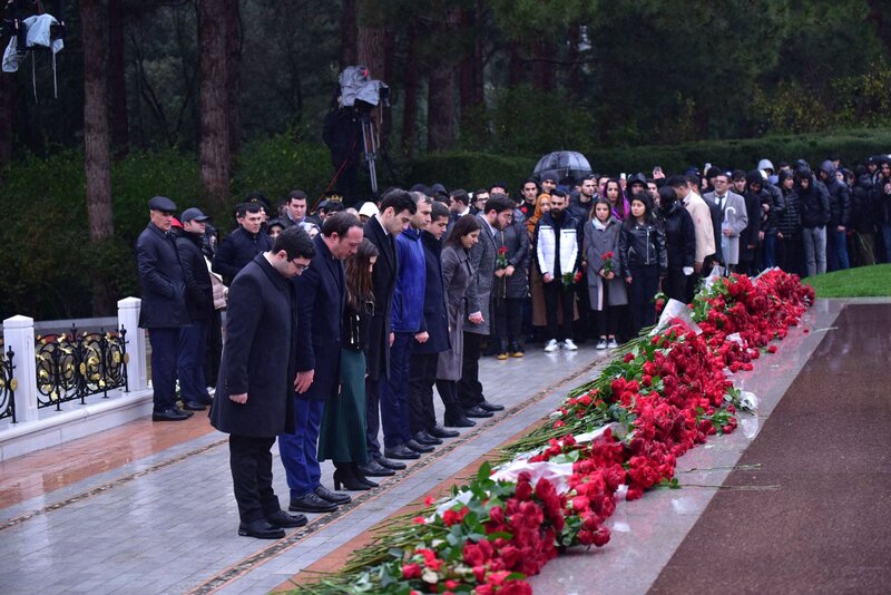 Gənclər Təşkilatları Heydər Əliyevin xatirəsini ehtiramla yad etdilər - FOTOLAR