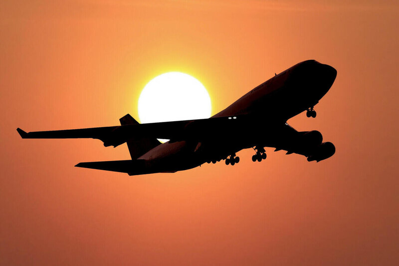 İstanbuldan Tiflisə uçan təyyarə Bakı aeroportuna məcburi ENİŞ ETDİ