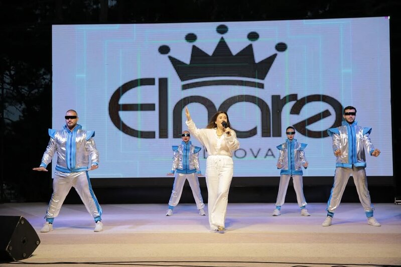 Elnarə tələbələri ilə 