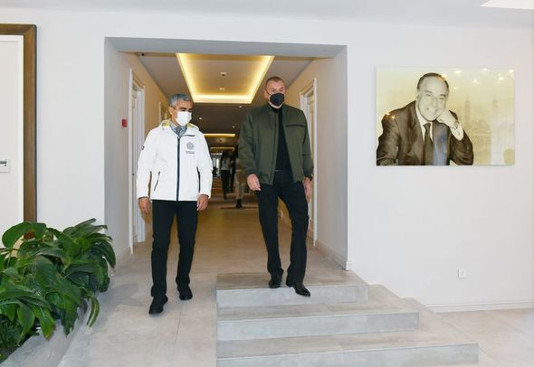 Dövlət başçısı "Xarı Bülbül" otelinin nəzdindəki korpusda və kotteclərdə yaradılan şəraitlə tanış olub